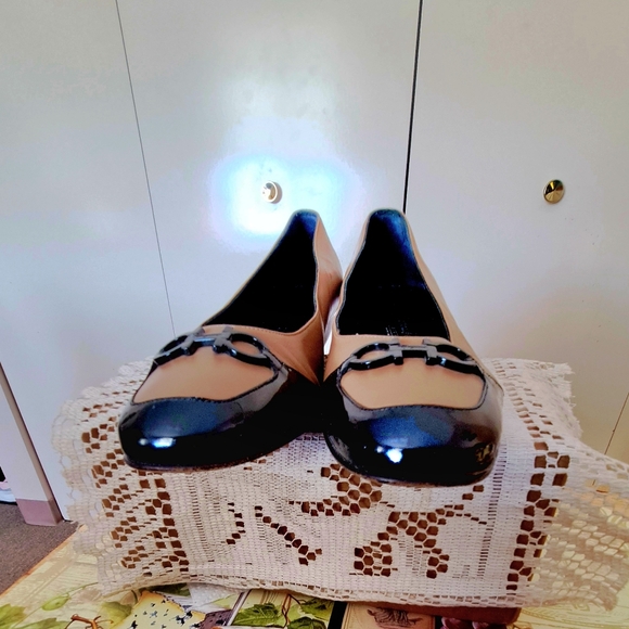 Salvatore Ferragamo Gancini Low Heel Taupe/Black Low Heel Pumps 9B - Picture 8 of 11